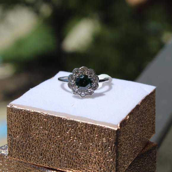 Green CZ silver ring - Picture 3 of 4